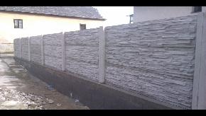 Betonový plot štiepaný kameň