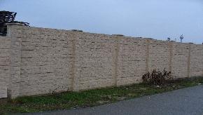 Betonový plot kameň