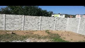 Betonový plot štiepaný kameň