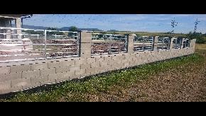 Murovaný plot s kovovými výplňami a bránami